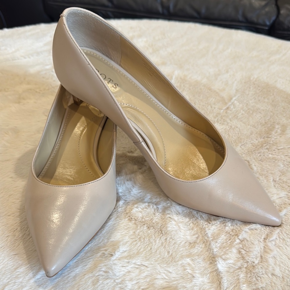 Talbots Cream Heels with Pointed Toe and Glossy Finish